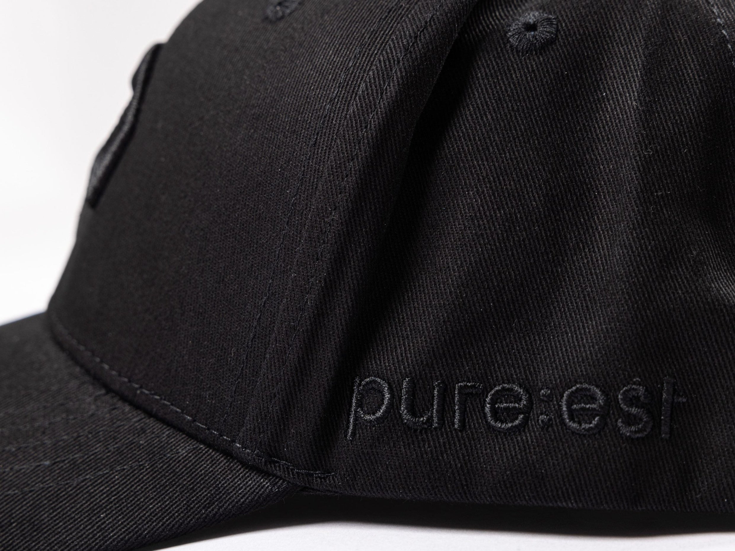 pureest Keps. Broderad logo i svart & svart tyg