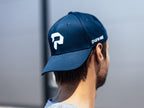pureest keps. Broderad logo i vitt & mörkblå tyg