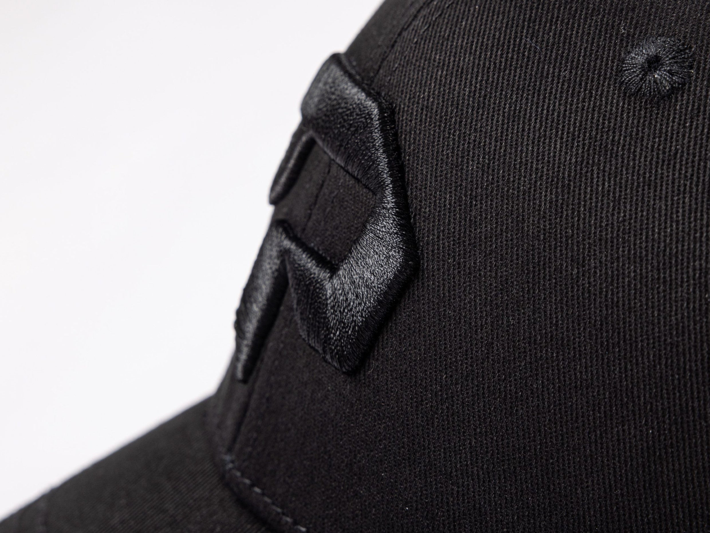 pureest Keps. Broderad logo i svart & svart tyg