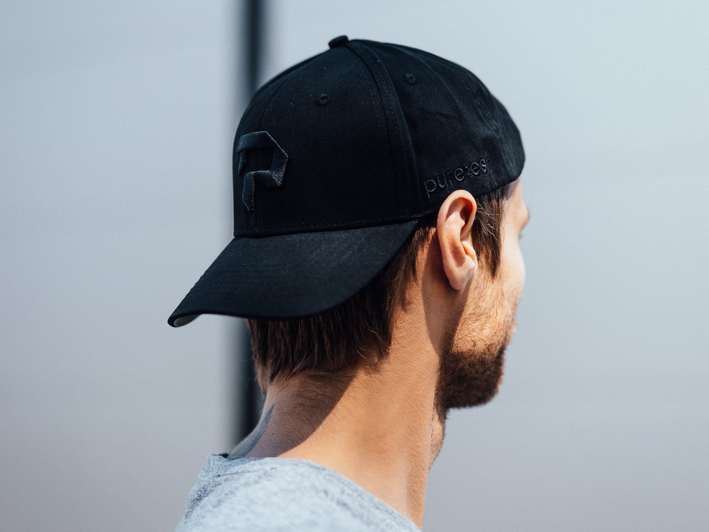 pureest Keps. Broderad logo i svart & svart tyg
