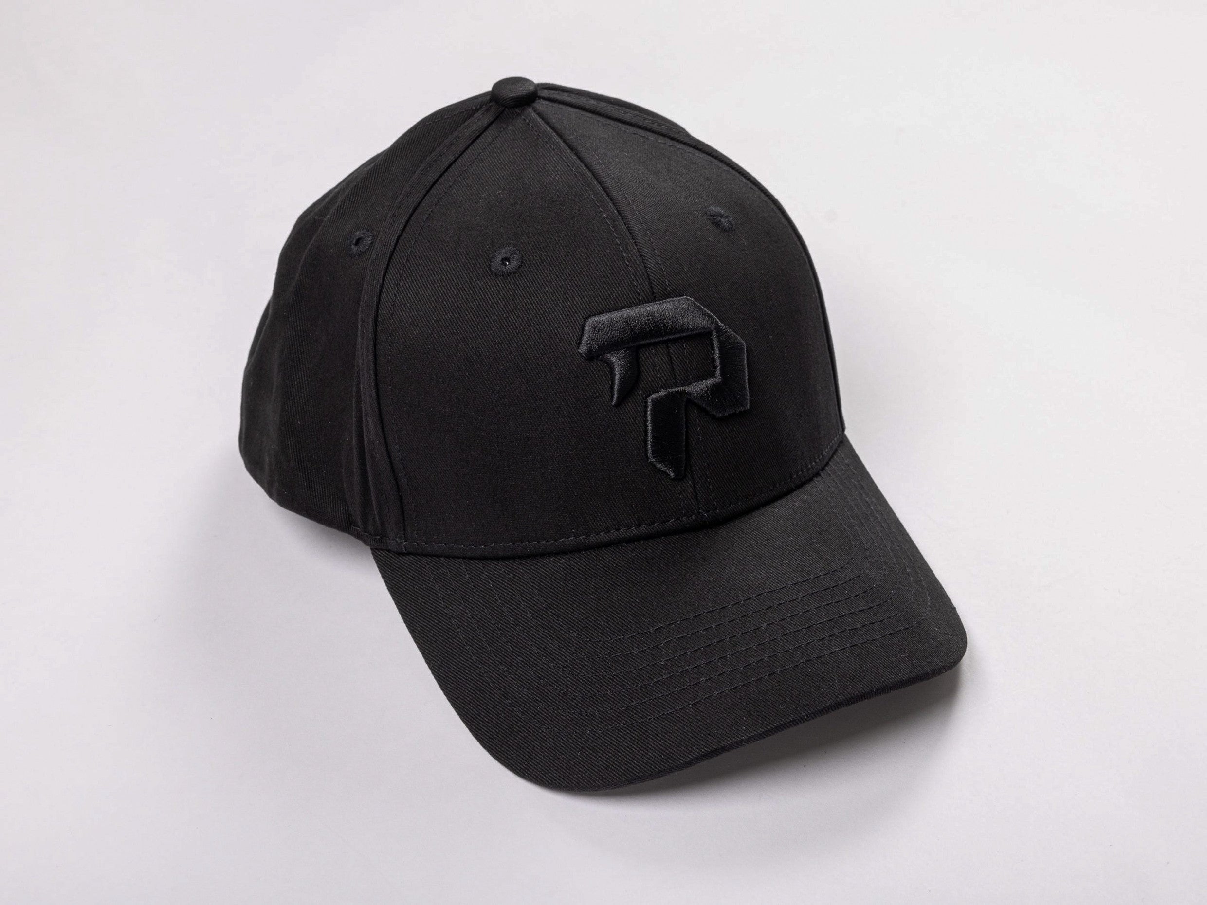 pureest Keps. Broderad logo i svart & svart tyg